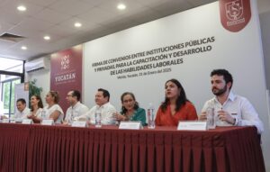 Díaz Mena firma acuerdos para desarrollo profesional en Yucatán