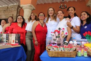 Mujeres fortalecen su economía en bazar municipal