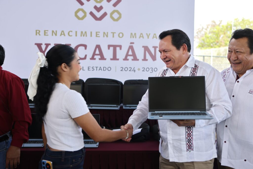 Más de 400 computadoras para estudiantes de nivel medio