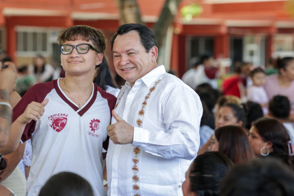Díaz Mena impulsa educación con entrega de becas Díaz Mena impulsa educación con entrega de becas