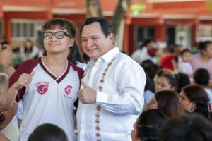 Díaz Mena impulsa educación con entrega de becas