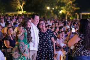 Festejan a madres yucatecas con Benny Ibarra en concierto