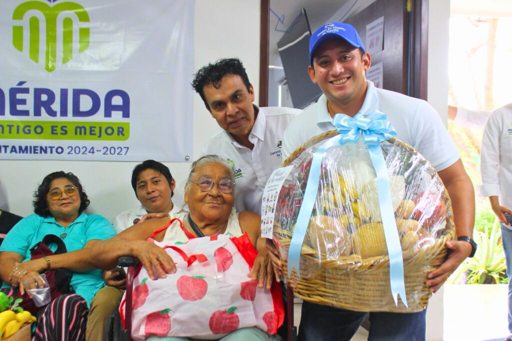 Central de Abasto rinde homenaje a madres locatarias Central de Abasto rinde homenaje a madres locatarias