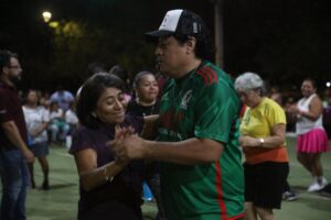 Celebran Día de las Madres con zumba y trova