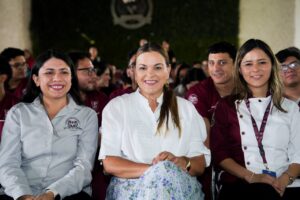 Jóvenes comparten inquietudes con la alcaldesa de Mérida