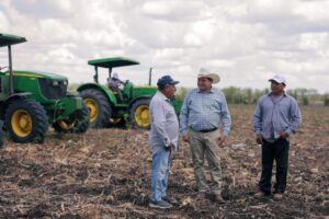 Gobierno apoya al campo con equipo y recursos