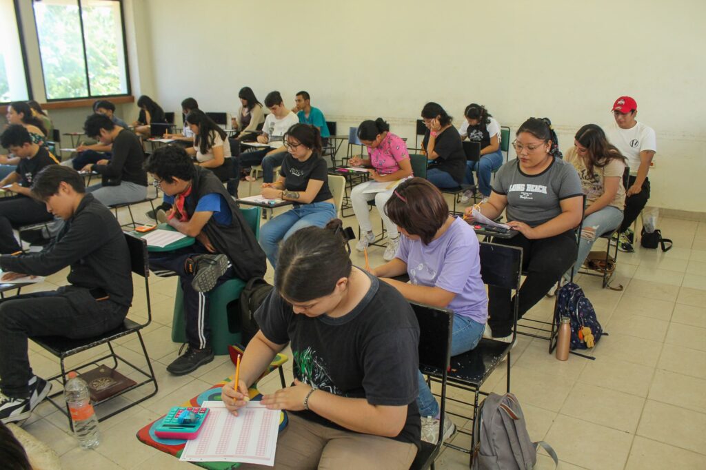 Aspirantes y familias llenan la UTM en jornada sabatina Aspirantes y familias llenan la UTM en jornada sabatina