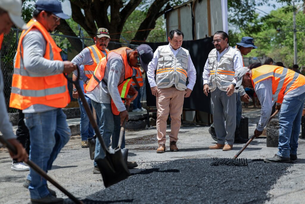 Díaz Mena supervisa obras en el sur de Mérida Díaz Mena supervisa obras en el sur de Mérida