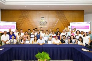Entregan galardón a defensores de derechos LGBTIQ+