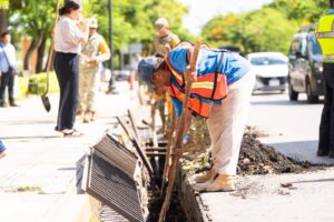 Limpian rejillas de Mérida para prevenir encharcamientos