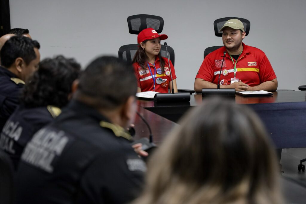 Jóvenes activan botón de pánico y salvan a mujer