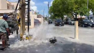Fuga de agua en Pensiones por obra municipal