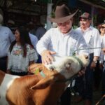 Díaz Mena entrega cheques y anuncia subsidio lechero