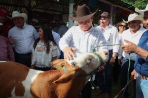 Díaz Mena entrega cheques y anuncia subsidio lechero