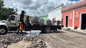 Reparan calles con adoquín original en la Ermita