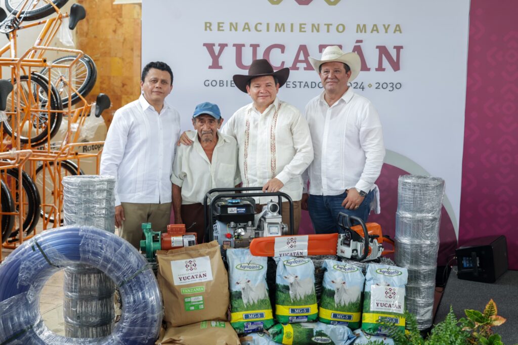 Díaz Mena entrega herramientas a productores de Peto