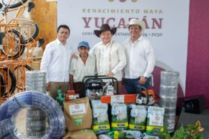 Díaz Mena entrega herramientas a productores de Peto