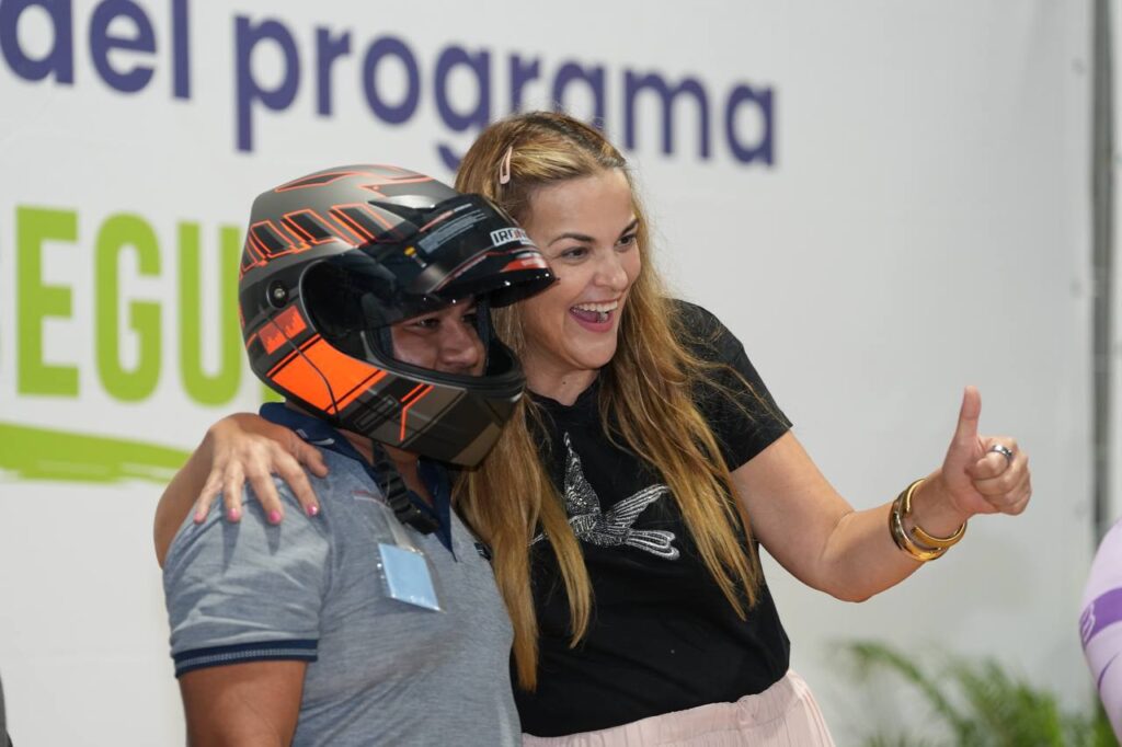 Cecilia impulsa movilidad segura con entrega de cascos Cecilia impulsa movilidad segura con entrega de cascos