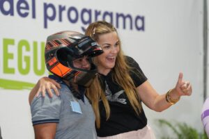 Cecilia impulsa movilidad segura con entrega de cascos