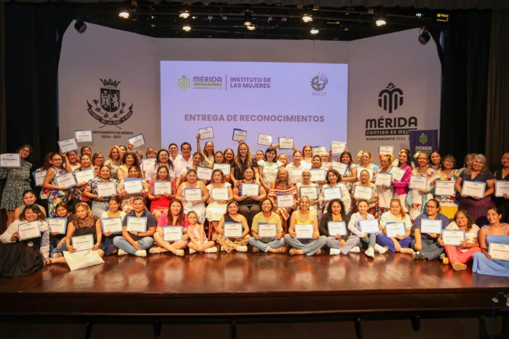 Avanzan juntas: mujeres concluyen cursos de capacitación laboral