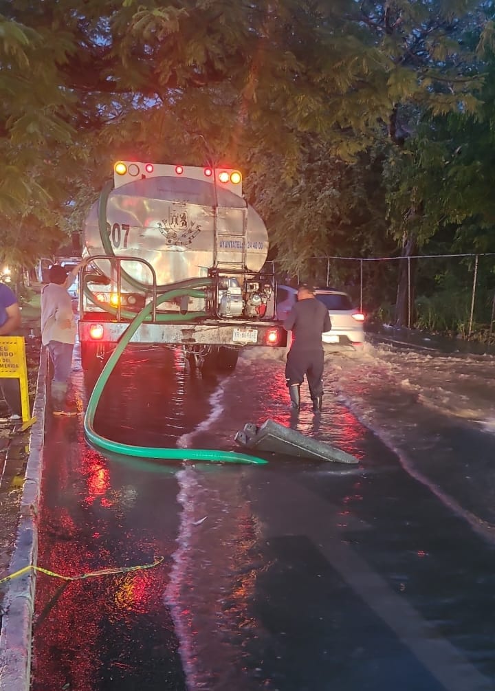 Servicios Públicos repone tapa de pozo en Salvador Alvarado