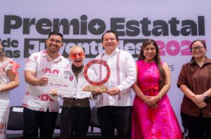 Díaz Mena inspira a jóvenes en entrega del Premio Estatal