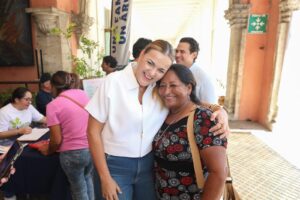 Cecilia Patrón entrega árboles en Miércoles Ciudadano