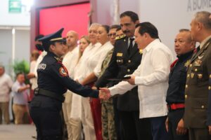 Díaz Mena rinde homenaje a bomberos caídos y en servicio