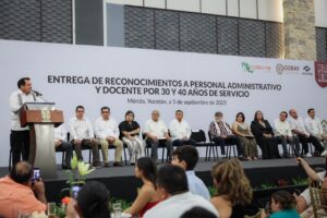 Díaz Mena cumple compromiso con el magisterio yucateco