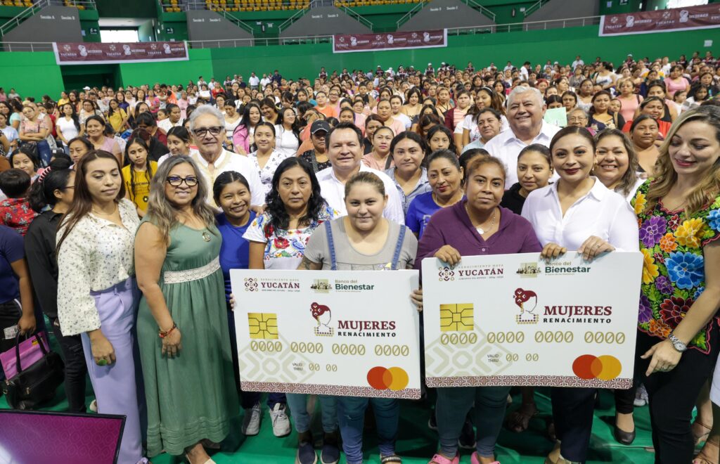 Díaz Mena respalda a mujeres pilar de sus familias