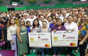Díaz Mena respalda a mujeres pilar de sus familias