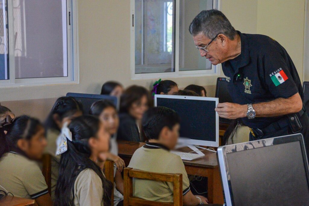Estudiantes reciben plática sobre peligros en redes sociales