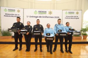 Cecilia Patrón dignifica la labor de policías con uniformes