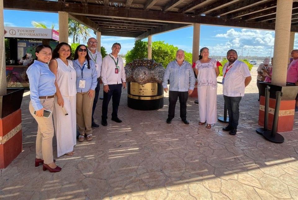 Escultura de tortuga transforma desechos marinos en arte