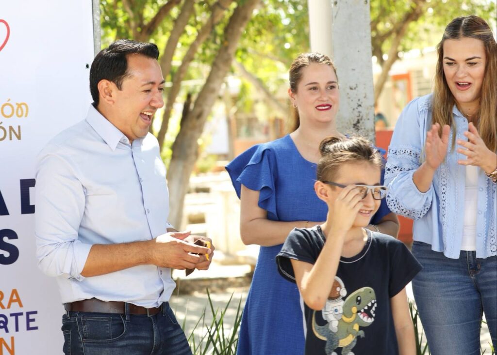 Ayuntamiento de Mérida entrega lentes para la niñez