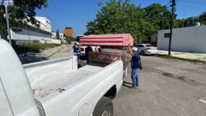 Retiran puestos sin permiso para recuperar espacios públicos