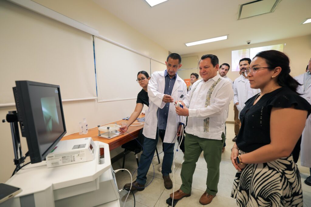 Díaz Mena supervisa nuevo equipo médico en el Hraepy