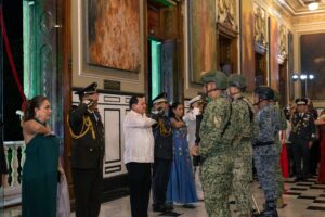 Díaz Mena honra a héroes patrios en su primer Grito