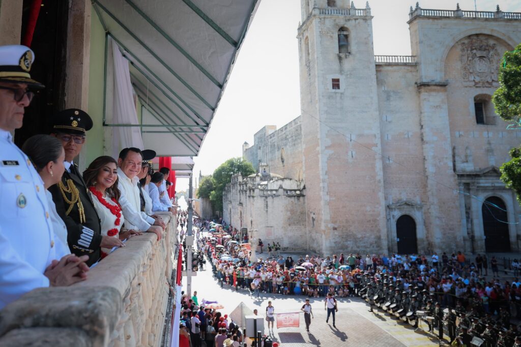Díaz Mena preside desfile con Fuerzas Armadas y estudiantes