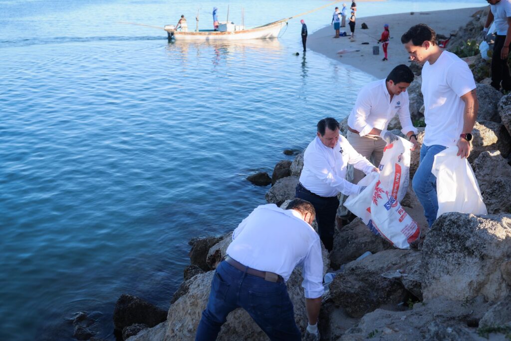 Díaz Mena promueve conciencia ambiental en el litoral yucateco