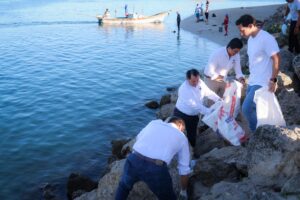 Díaz Mena promueve conciencia ambiental en el litoral yucateco