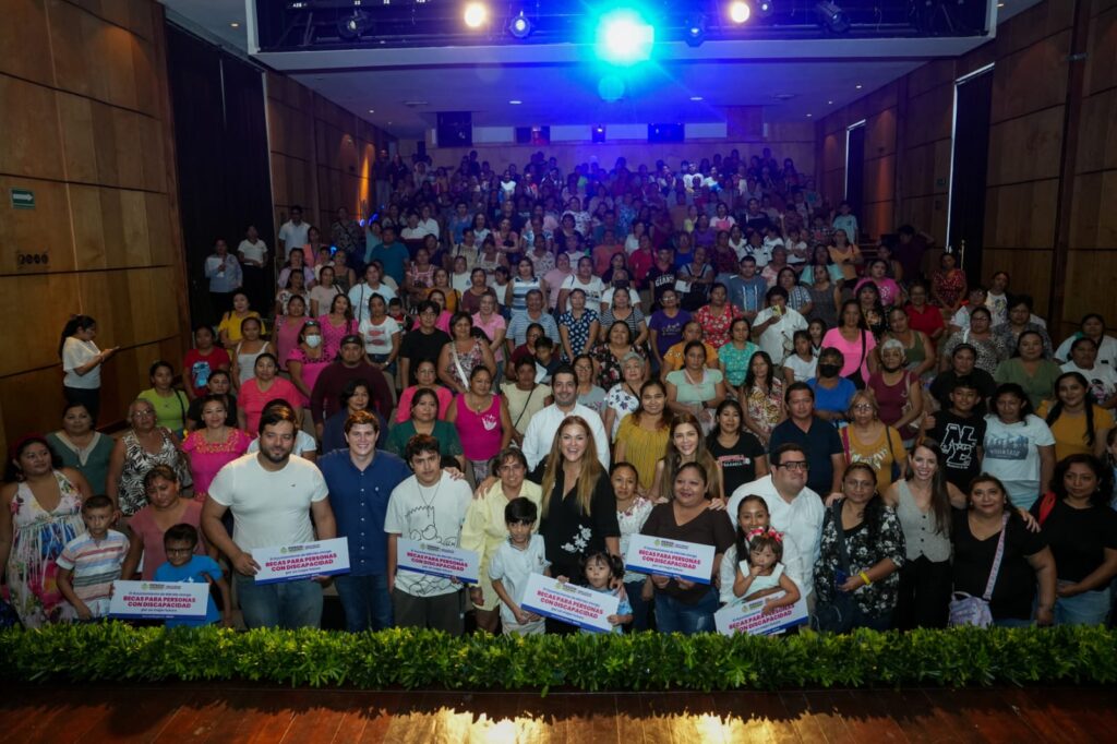 Cecilia Patrón respalda a jóvenes con becas de movilidad