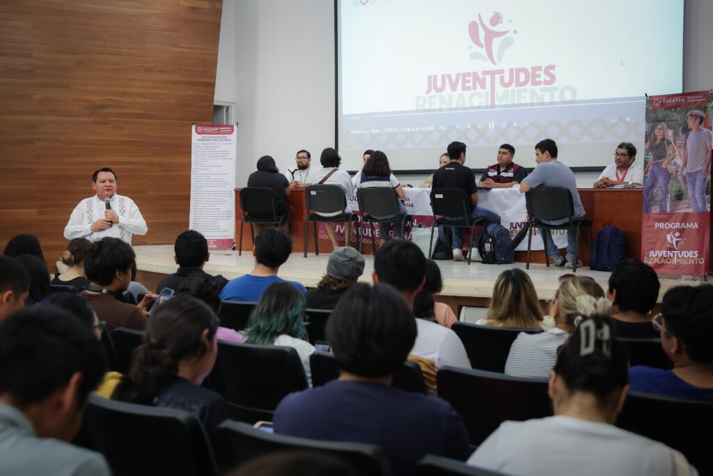Díaz Mena respalda a estudiantes con beca Felipe Carrillo Puerto