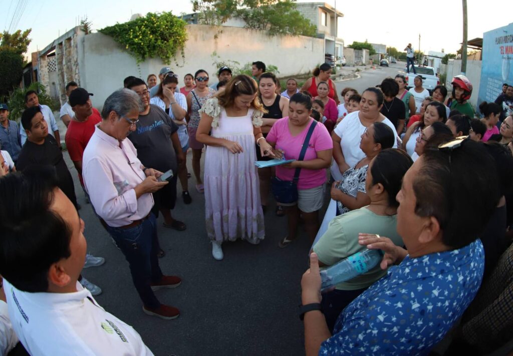 Vecinos de Mérida reciben atención directa de Cecilia Patrón