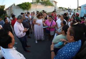 Vecinos de Mérida reciben atención directa de Cecilia Patrón