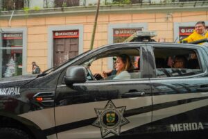 Alcaldesa recorre calles afectadas por apagón y encharcamientos