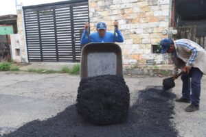 Cecilia Patrón logra reducción histórica en reportes de baches