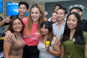 Cecilia Patrón escucha a jóvenes en el Laboratorio Social 2025