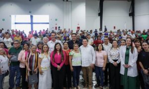 Díaz Mena entrega auxiliares auditivos a familias yucatecas