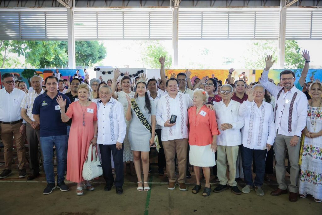 Díaz Mena reconoce a maestros fundadores de la Federal 5 Díaz Mena reconoce a maestros fundadores de la Federal 5